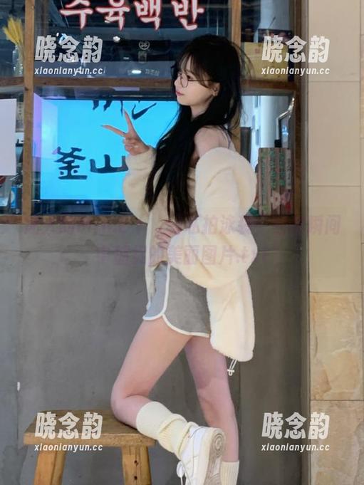 迷人的Min.E (민이)私拍泳装，自拍瞬间中捕捉的美丽图片.txt